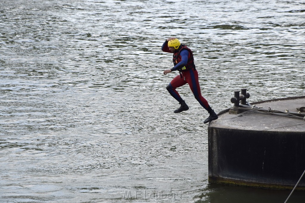 Uebung BF Taucher und Presse Koeln Zoobruecke Rhein P345.JPG - Miklos Laubert